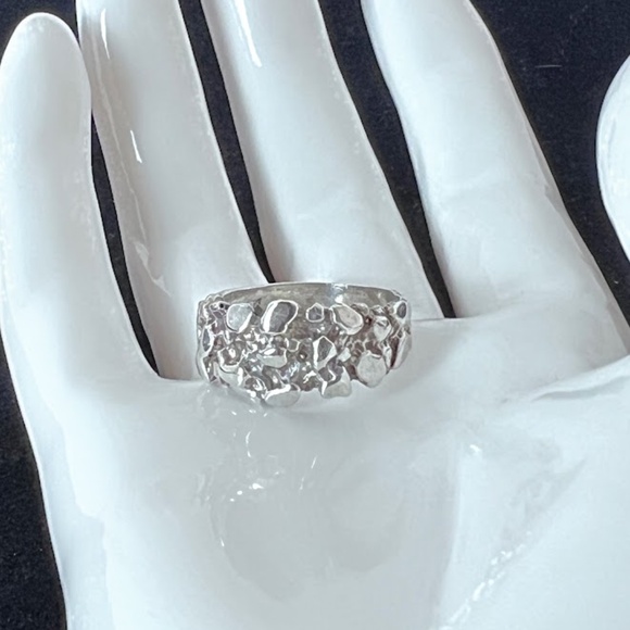 SOLD Vintage Unique Chunky Style Silver Ring🎉Host Pick🎉 - Picture 5 of 11
